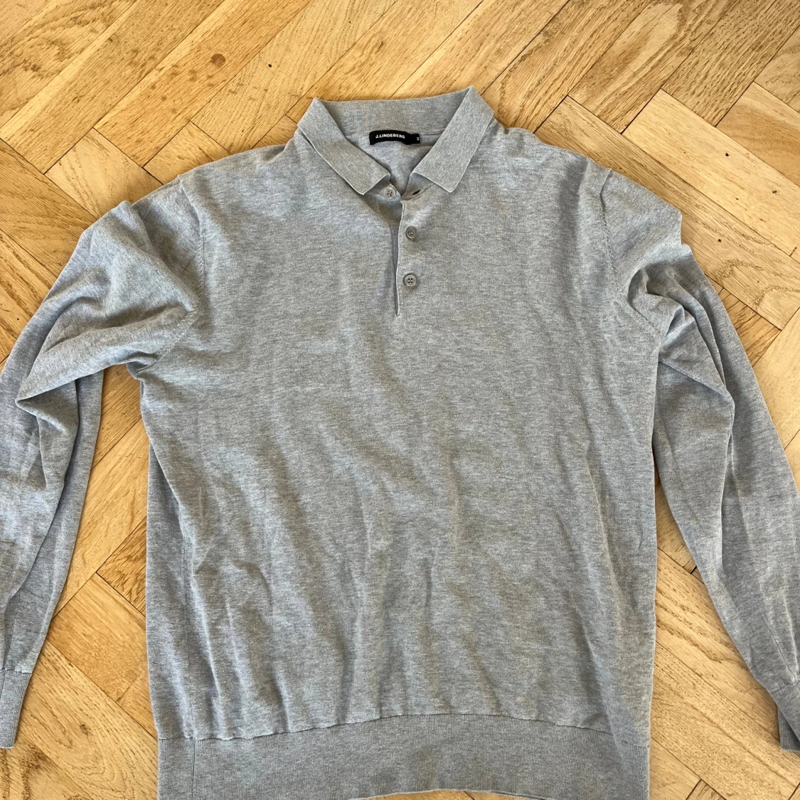 Grå pikétröja från J.Lindeberg