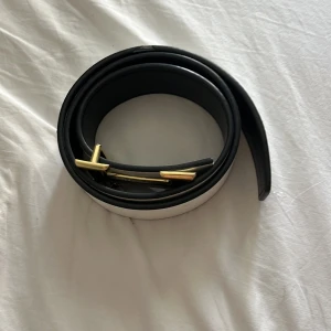 Jag säljer nu ett bälte. Priset kan diskuteras. - Ett reversibelt bälte med färgen svart och vit som har ett H spänne
