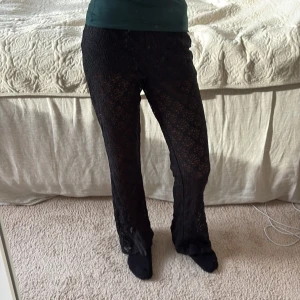 Svarta spetsbyxor - Svarta bootcut spetsbyxor från h&m. Helt nya!! Säljer då jag tycker dom inte riktigt passar mig🥰