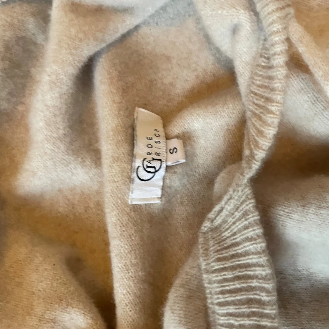 Beige hoodie i marinoull från GardeGrisch - 1