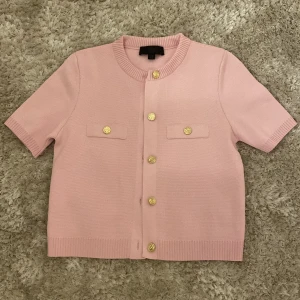 Rosa kortärmad kofta med gulddetaljer - Säljer en söt ljusrosa kofta från ZARA med korta ärmar och guldfärgade knappar💕den är bara använd ett fåtal gånger så är som ny💕