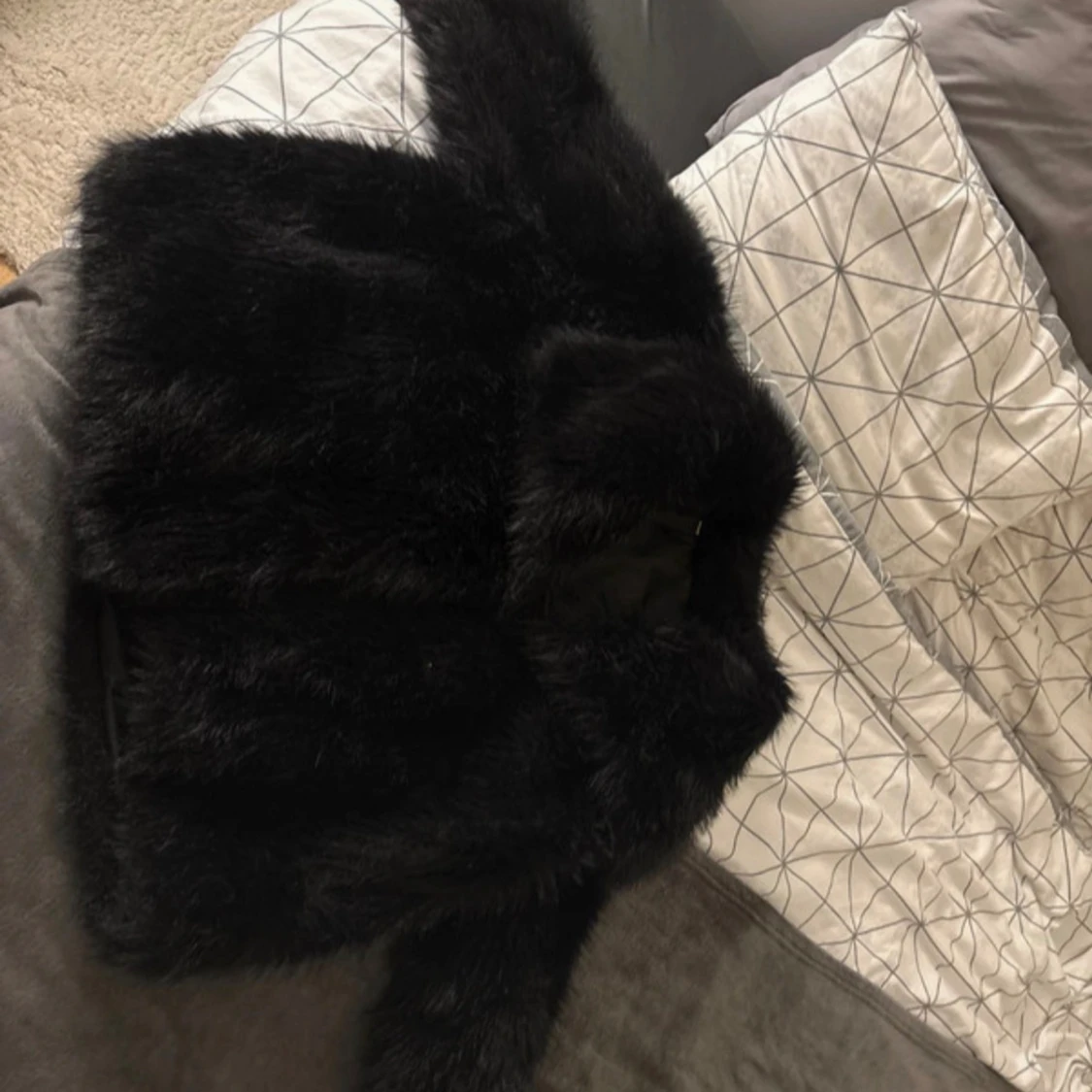 Svart fluffig pälsjacka