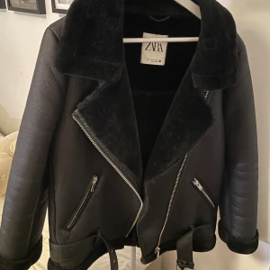 Svart jacka från Zara, M - Säljer en svart jacka från Zara i storlek M. Köpte på vinted i nyskick o är aldrig använd av mig då den inte passade min smak. Skriv om ni har eventuella frågor🩷