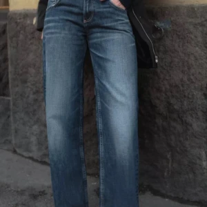 Vida Zara jeans  - Säljer dessa vida jeans från Zara, helt oanvända och priset går att diskutera.