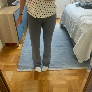 Grå raka jeans med hög midja - Säljer ett par grå bootcutjeans från Mango med medelhög midja. Jeansen är väldigt bekväma och sitter som en smäck. Jag är 174 och de passar mig i längden! Använts 1-2 gånger så dem är som nya.