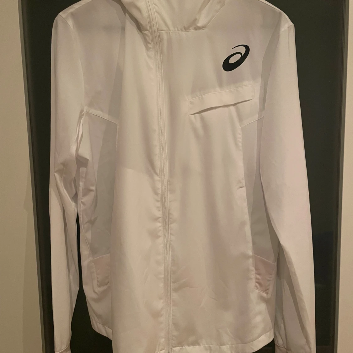 Vit vindjacka från Asics med huva