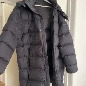 Moose Knuckles jacka - Säljer en svart, lång dunjacka från Moose Knuckles. Använd förra vintern. 