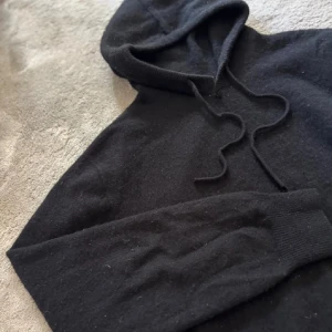 Svart kashmir hoodie - Tja! Säljer en riktigt snygg och limiterad hoodie ifrån Gardegrisch! ( Storlek M ) Jag på bilden är 181! Hör av er vid minsta lilla fråga eller fundering🙌