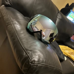 Oakley skidglasögon med Prizm - Säljer ett par extremt sparsamt använda Oakley skidglasögon med prizm-lins, stort, spegelblankt linsskydd i silver och safirblått. Bred elastisk rem med Oakley-logga och coolt mönster i svart, rött och grönt. Perfekt för dig som vill sticka ut i backen med stilren och futuristisk look. Köpte dessa för 2199kr i början av 2023. Otroligt sparsamt använda då jag endast hade dom under en vecka i Åre 2023. Säljer dom för strax under hälften av det jag gav dvs 1100kr.