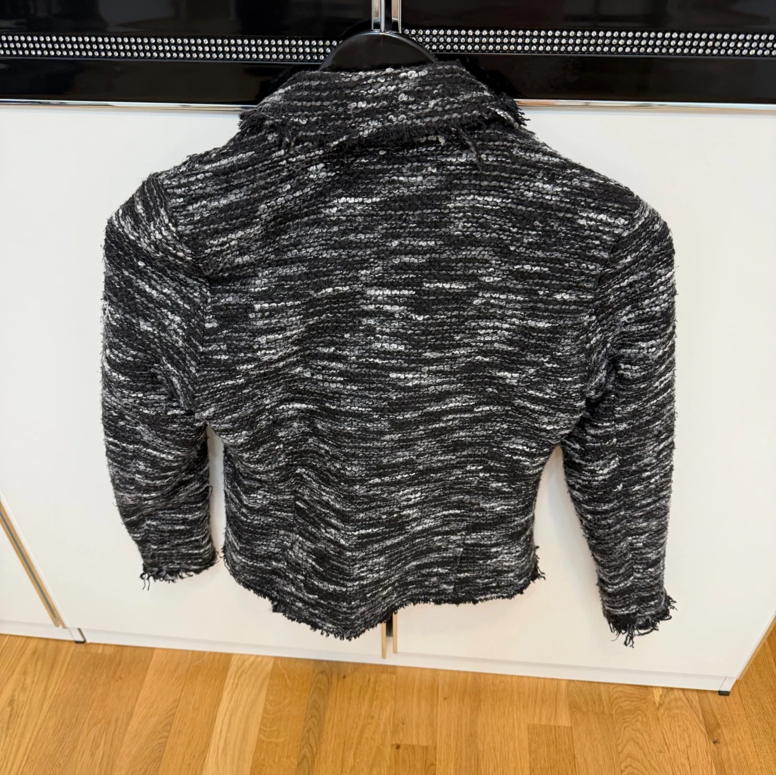 Svart och vit stickad jacka  - 1