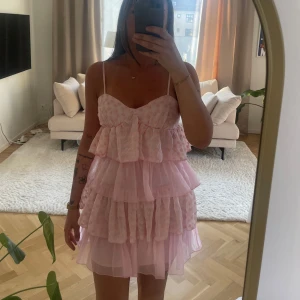 Rosa volangklänning med blommönster - Jättebra skick! Säljes för kom inte till användning🩷🩷