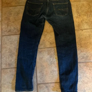 Mörkblå jeans från Polo Ralph Lauren - Snygga mörkblå jeans från Polo Ralph Lauren, i storlek W30 L30, passar nån som e dryga 180, de har moddel straight 