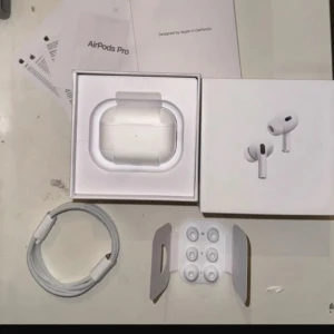 AirPods Pro - Säljer ett par AirPods Pro i mycket fint skick, komplett med originalkartong, laddningskabel, extra öronkuddar och manual. Aktiv brusreducering, trådlös laddning och hög ljudkvalitet. Inga synliga defekter eller slitage, ser ut som nya och fungerar perfekt.