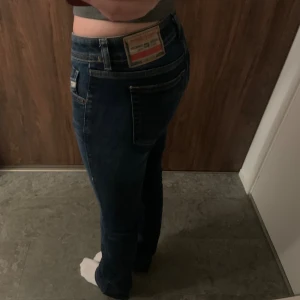 Diesel jeans mörkblå bootcut - Snygga mörkblå flare jeans från Diesel, modell D-EBBEY. Ser raka ut på bilden men är egentligen flare