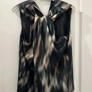 Mönstrad blus - Snygg blus i glansigt material🥰