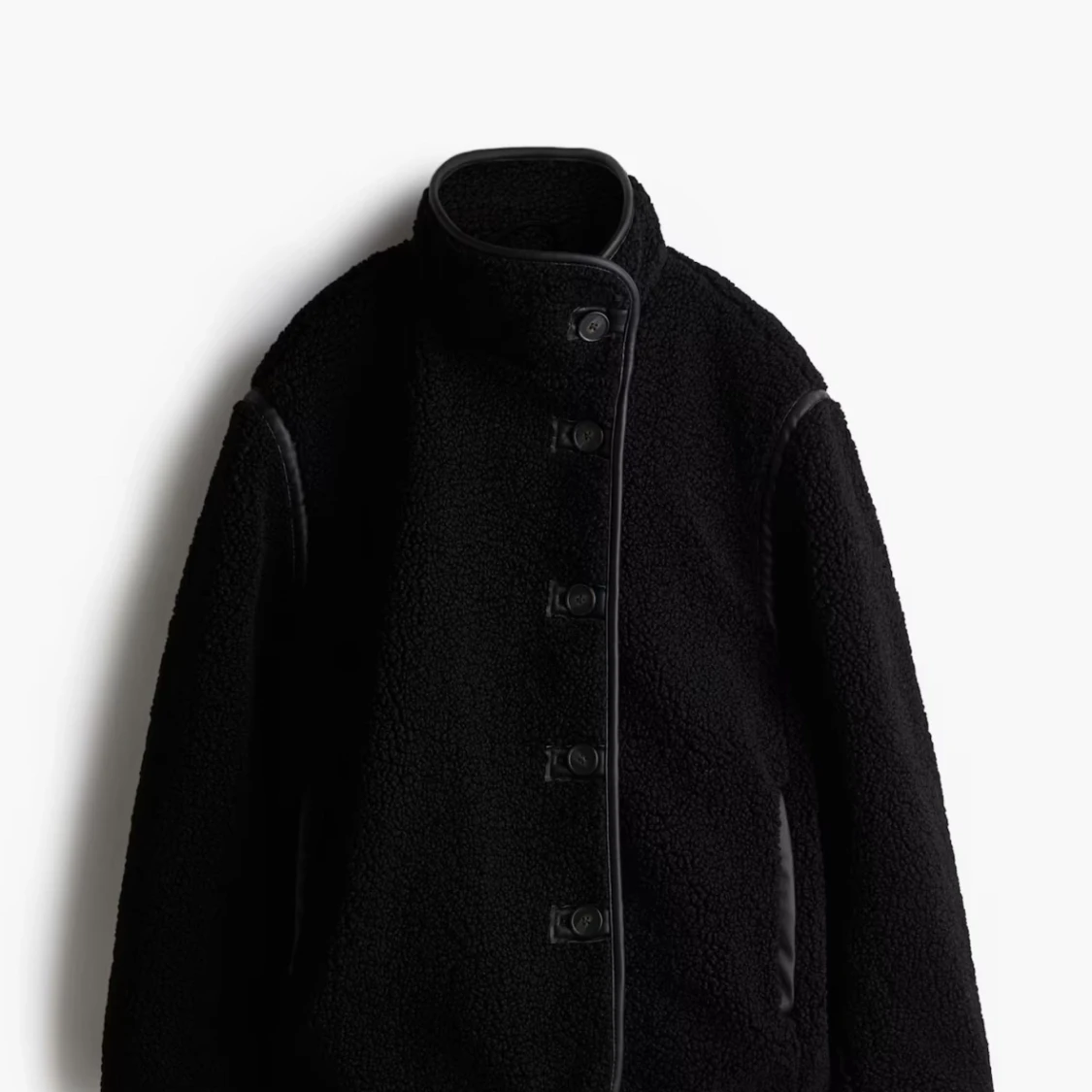 Svart teddyjacka med hög krage