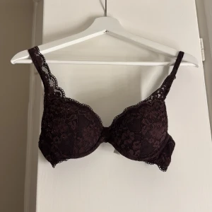 Lila bh - Super fin lila push-bh, lite knottrig 🩷 annars jättefin