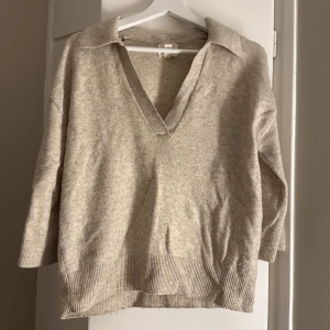 Beige stickad v-ringad tröja H&M - Snygg beige stickad tröja från H&M i storlek XS.🥰