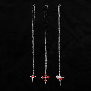 Halsband 🌹 - Tre coola alternativa halsband med röda stenar! 🌹🗡️I nyskick! ✨Kedjorna är 22cm långa 📏Köp nu 💌