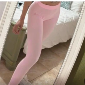 Ljusrosa  tights  - Säljer ett par ljusrosa tränings tajts med hög midja. De är tighta och stretchiga. Det stog M på dom men dom är alldeles för små för mig. Skulle gissa dom är S. (tjejen på Bilden är en kompis som har S/XS i vanliga fall)