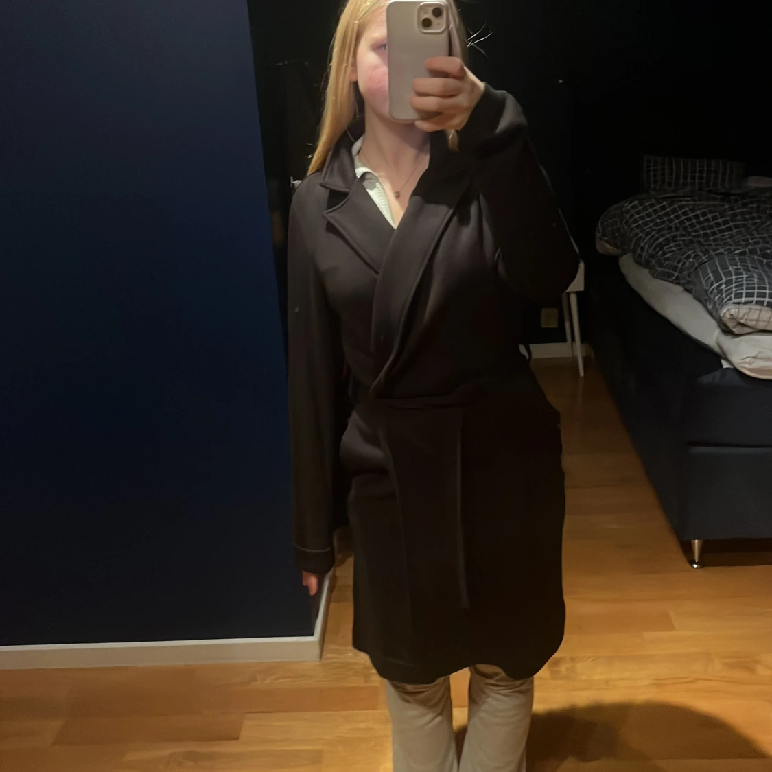 Svart omlottkappa med bälte