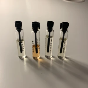 Essence parfym testers - Säljer 4 stycken essence parfym testers. Har använt lite från alla. Det är parfymerna: Vanilla sass, Orange blossom, Coco on the beach och Boosy peach💕
