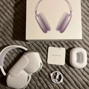AirPods Max - Apple AirPods Max i silver med originalförpackning, smart case och laddningskabel. Hörlurarna är i mycket gott skick, inga synliga repor eller skador. Öronkuddarna är rena och fräscha. Perfekt för dig som vill ha högkvalitativt ljud och aktiv brusreducering.