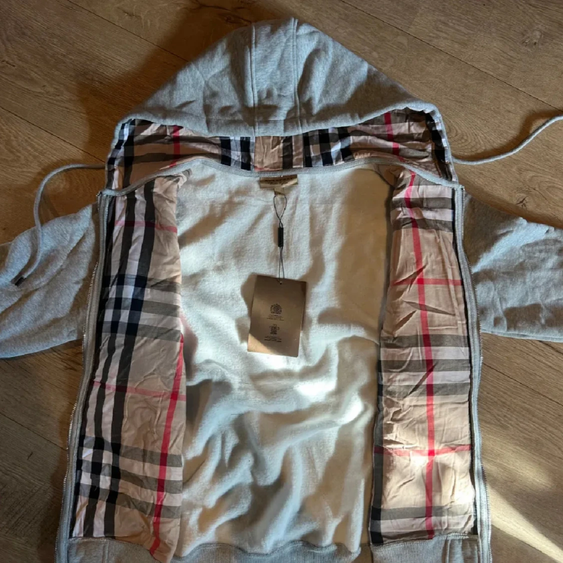 Grå hoodie från Burberry med dragkedja - 1