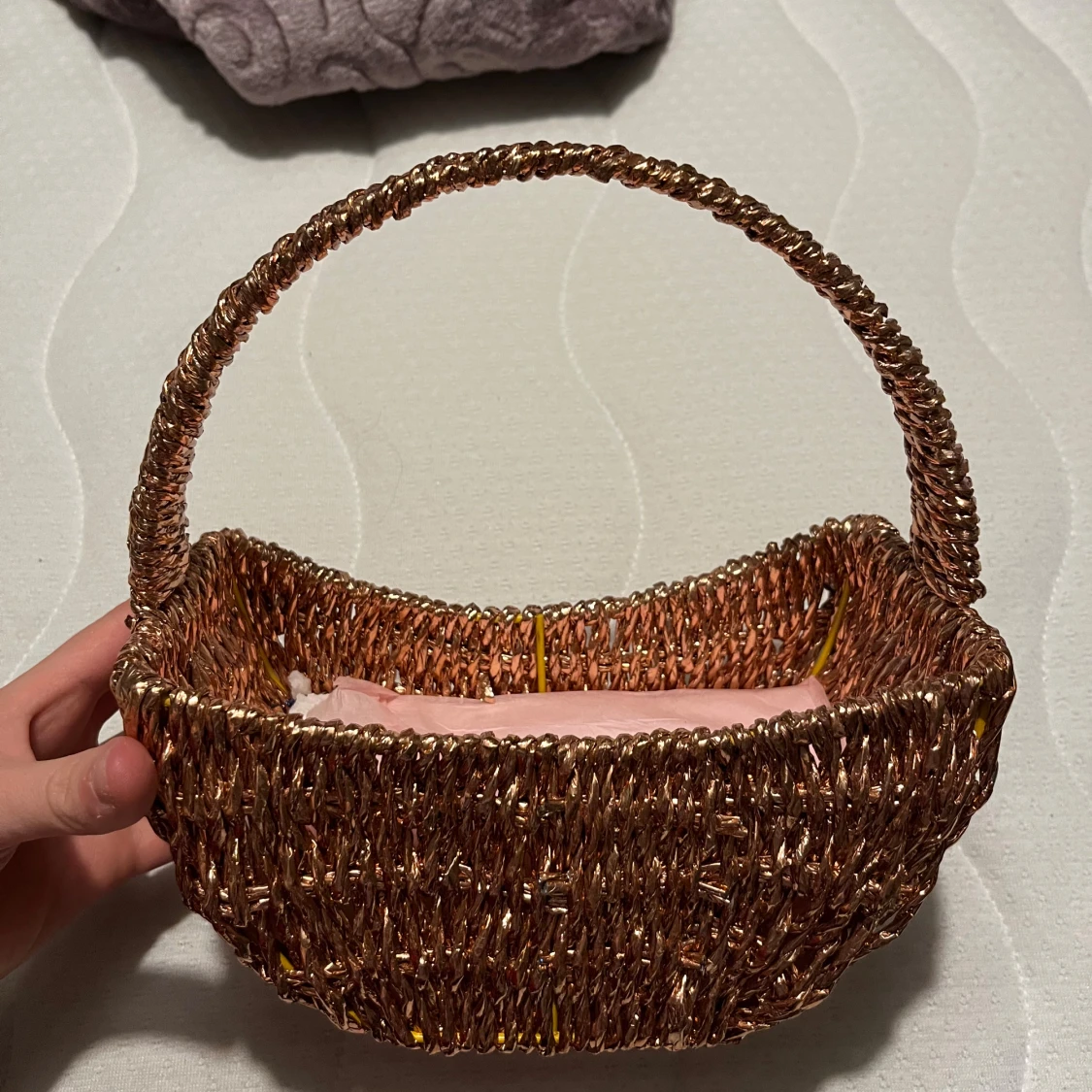 Glittrig handväska i kopparfärgad syntet - 1