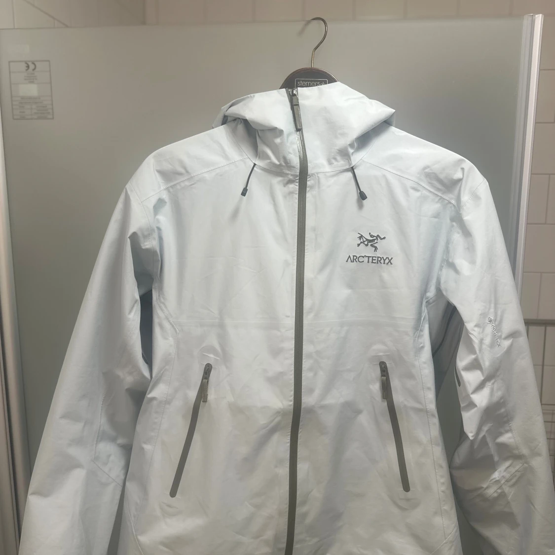 Vit vindjacka Arc'teryx XL