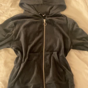 Svart velour zip  hoodie från 157 - Svart velour zip hoodie från 157 i storlek S 