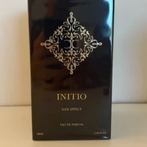 Initio side effect 90ml - Initio Side Effect är en kraftfull, orientaliskt kryddig doft som tar parfymupplevelsen till nästa nivå. Skapad för den som vågar sticka ut och bära något oförglömligt.  Från det exklusiva parfymhuset Initio Parfums Privés, kombinerar Side Effect högkvalitativa ingredienser med en hypnotisk sensualitet. Doften är rökig, söt, kryddig – och samtidigt sammetslen.  ⸻  Doftnoter 	•	Toppnoter: Rom, tobak, kanel 	•	Hjärtnoter: Vanilj 	•	Basnoter: Läder  ⸻  Doftprofil 	•	Kön: Unisex 	•	Intensitet: Eau d