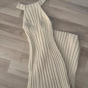 Stickad långklänning från Adoore - Supersnygg ribbstickad långklänning från Adoore i mjuk beige ton. Nyköpt för 1595