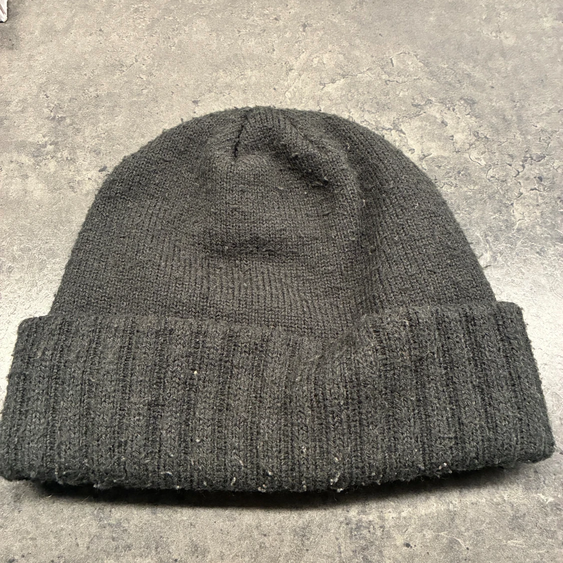 Svart stickad mössa från Lyle & Scott - 2