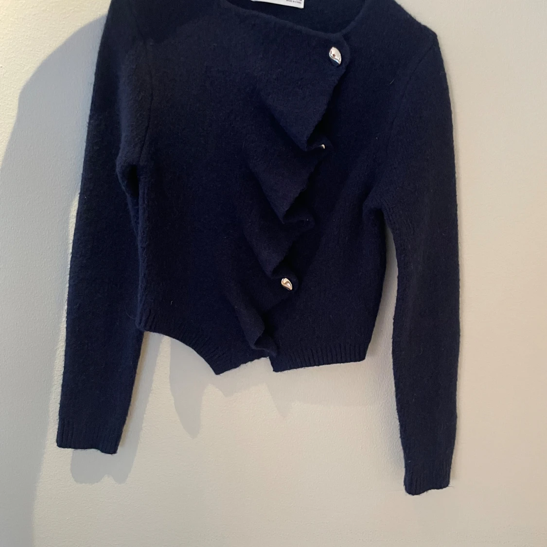 Mörkblå kofta med volang från Zara