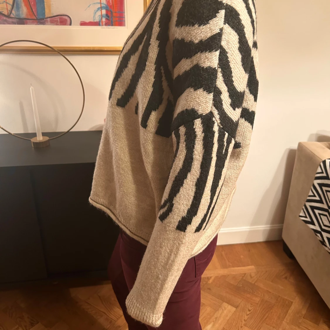 Beige stickad zebramönstrad tröja - 1