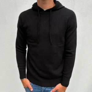 Kashmir/Merino hoodie - Svart Kashmir/Merino hoodie | Storlek S | Modellen är 177cm lång | Endast använd 1 gång, därför nyskick | Hör av dig vid frågor🌟