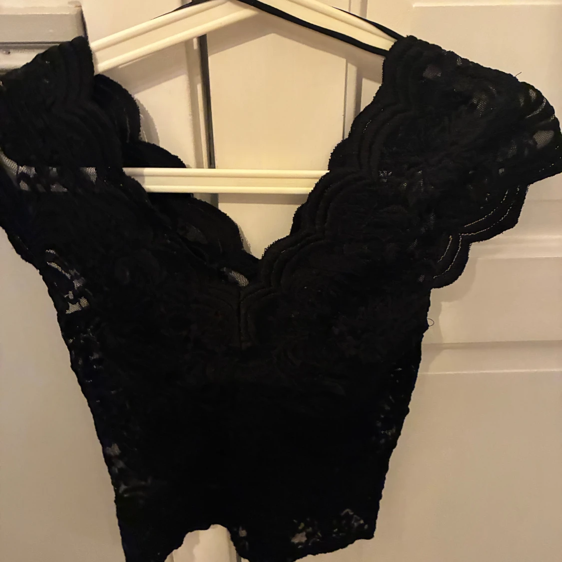 Svart spetsblus med v-ringning - 2