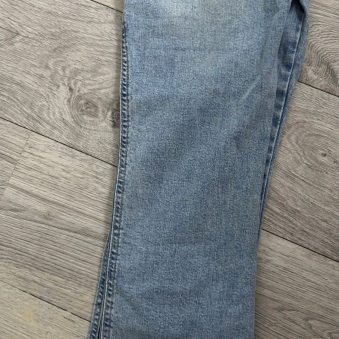 Blå jeans med broderi på fickorna från lager 157 - 1