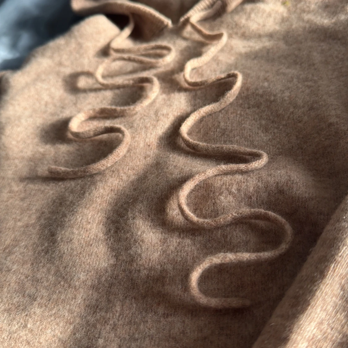 Beige stickad hoodie med snörning - 2