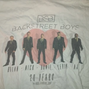 Backstreet Boys vit t-shirt 20 Years - Tshirt i bomull med Backstreet boys tryck. Står storlek L men den passar mer som en S skulle jag säga.