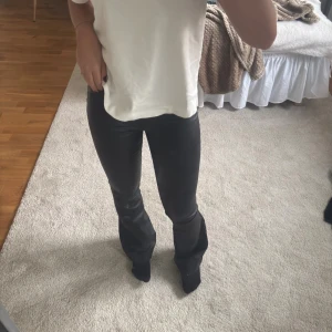 Svarta bootcut skinnbyxor - Snygga svarta skinnbyxor med bootcut och hög midja. Endast använd en gång.🥰