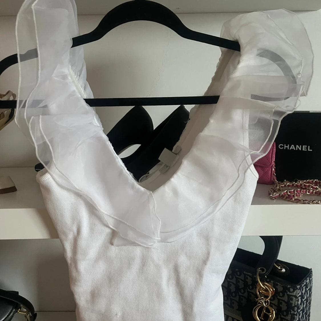 Vit ärmlös topp med volang - 1