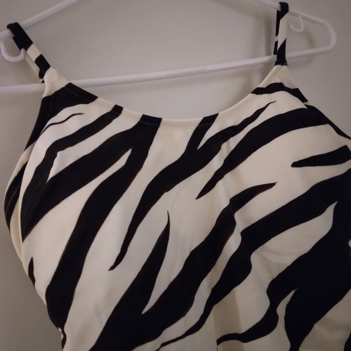 Zebramönstrad baddräkt från H&M. Strlk 44.