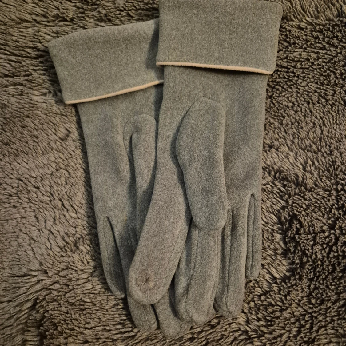 Grå ullhandskar med dekorativa knappar - 2