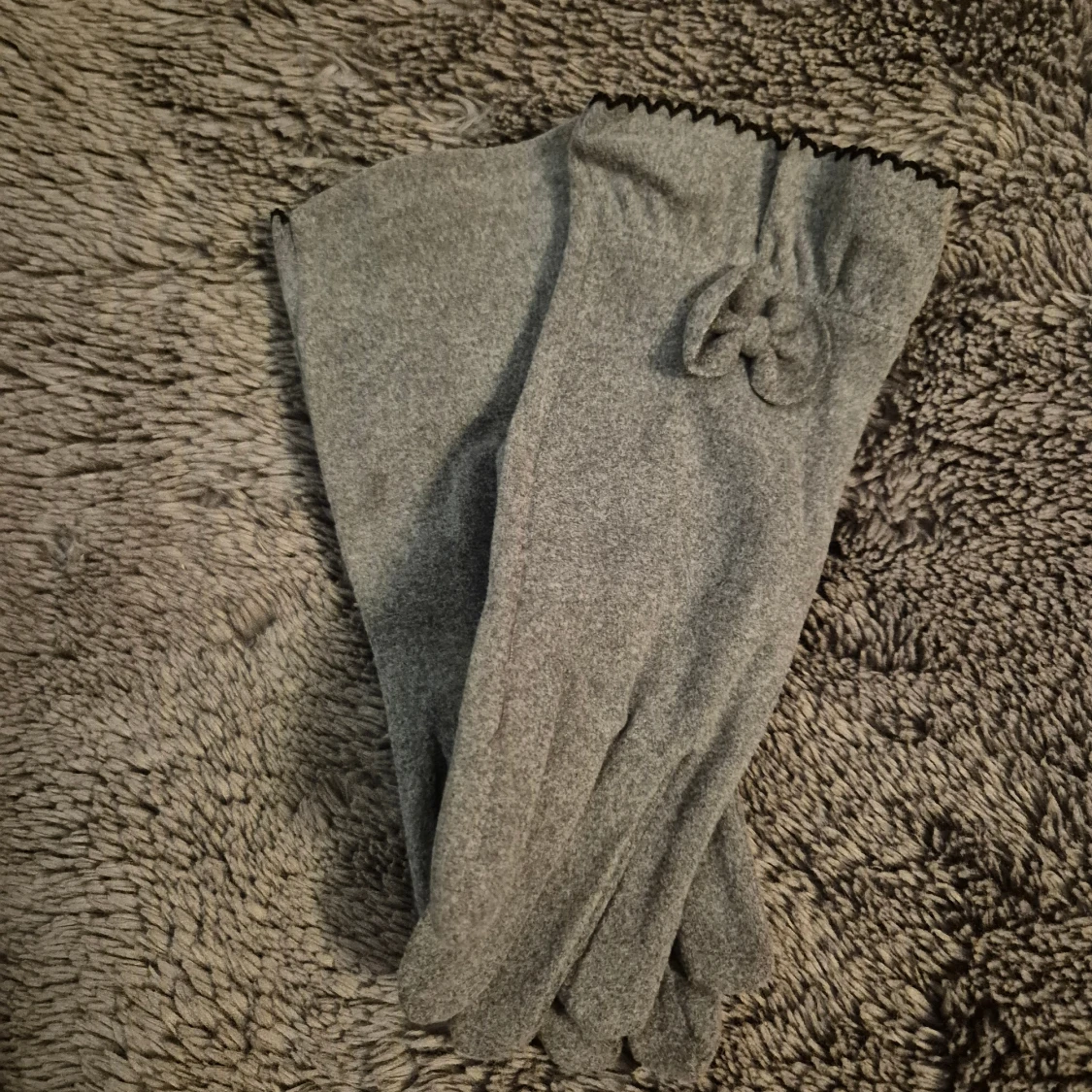 Grå ullhandskar med rosett - 1