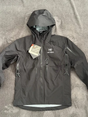 Arc’teryx alpha jacket  - Snygg jacka som funkar till oavsett väder. Säljer då den inte passade mig. Köpt på Vinted 