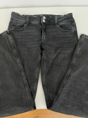 Svarta jeans från Gina Tricot - Säljer ett par snygga svarta jeans med fickor baktill från Gina Tricot i storlek 170. 