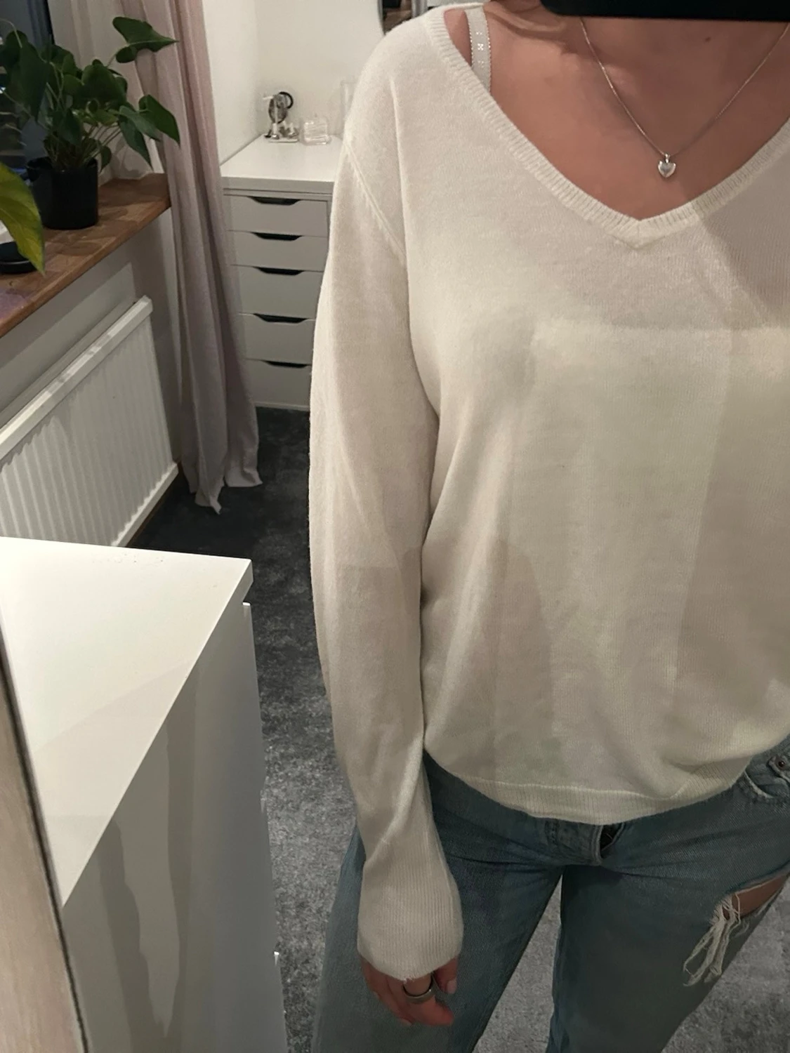Vit v-ringad stickad tröja - 2