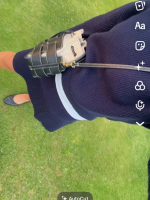 Mörkblå stickat set - Superfint mörkblått stickat sett med kjol och stickad tröja! 